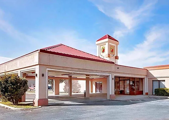 Super 8 By Wyndham Plainview